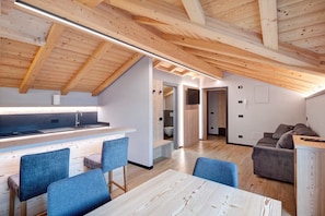 Ein modernes Interieur mit Küche, Essbereich und Wohnbereich.