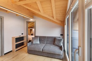 TV - Apartment '4 Bilocale Est' with Private Terrace (Livigno)