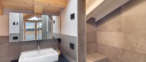 Een douche, een haardroger, handdoeken