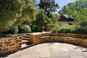 Property grounds - The Georgian House – Heritage Luxury Retreat (Castlemaine)