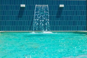Seasonal outdoor pool, pool umbrellas, sun loungers - Perle Marine Suite Apartments (Castro)