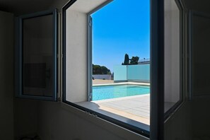 Seasonal outdoor pool, pool umbrellas, sun loungers - Perle Marine Suite Apartments (Castro)
