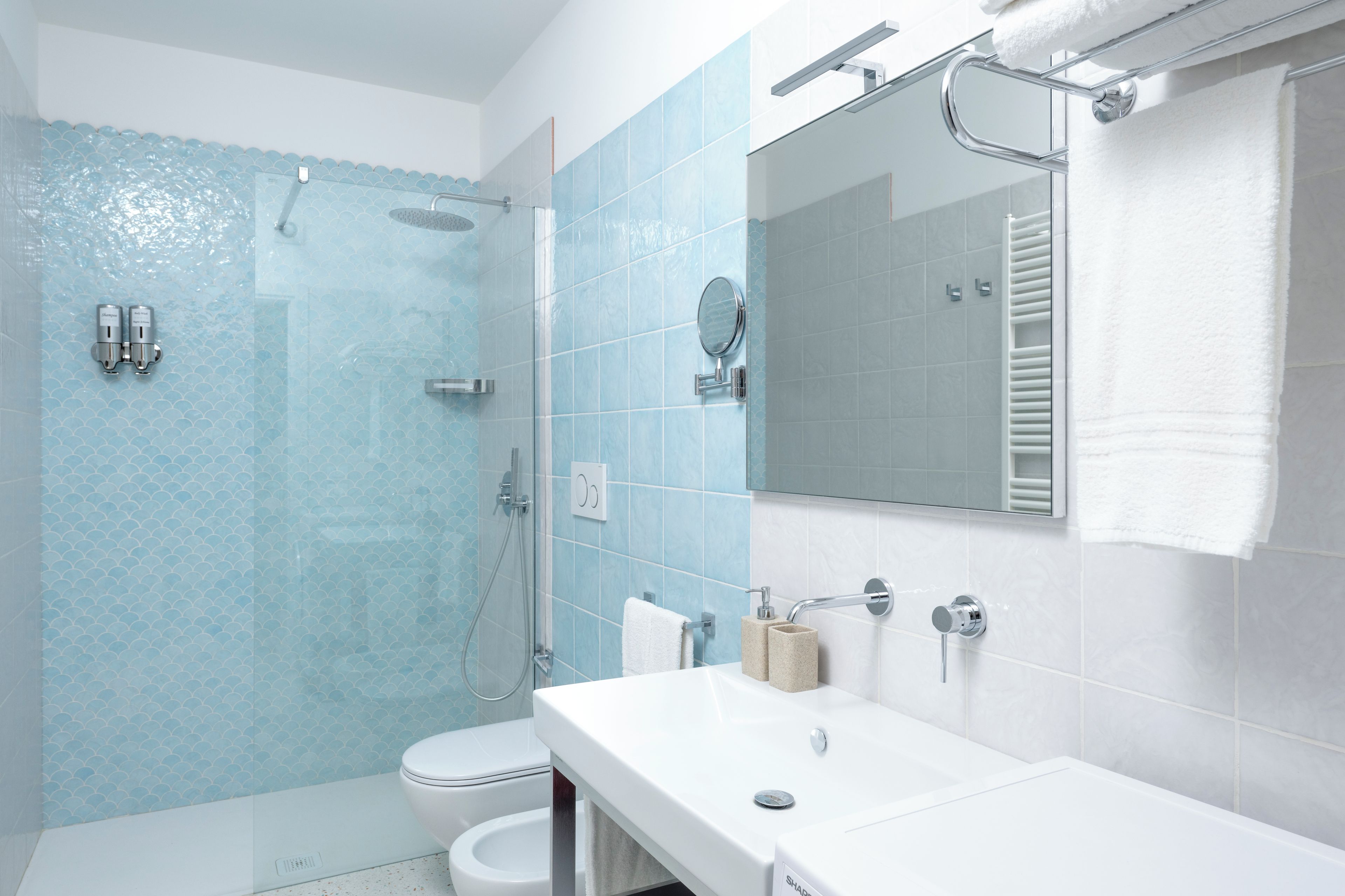 Un baño moderno con ducha, inodoro y lavamanos.