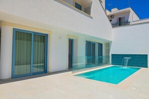 Seasonal outdoor pool, pool umbrellas, sun loungers - Perle Marine Suite Apartments (Castro)