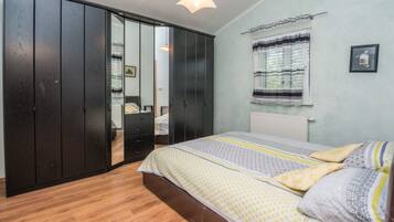 3 bedrooms, iron/ironing board, free WiFi, bed sheets