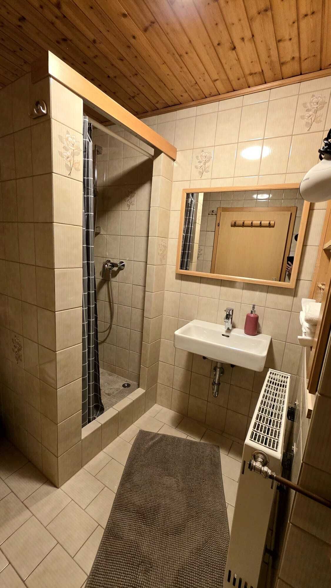 Dusche, Whirlpool, Haartrockner, Handtücher