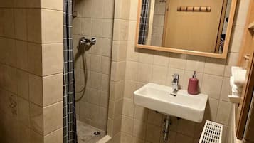 Dusche, Whirlpool, Haartrockner, Handtücher