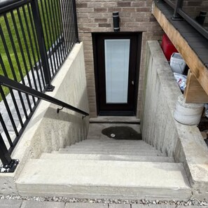 Exterior detail - Room-private Room With Own Facilities in (Toronto)