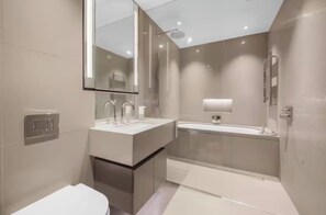 Hair dryer, towels, soap, toilet paper - Modern Flat, Moments from the Iconic Tower Bridge London Landmarks (London)