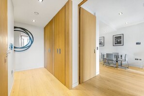 Interior - Modern Flat, Moments from the Iconic Tower Bridge London Landmarks (London)