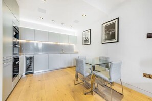 Dining - Modern Flat, Moments from the Iconic Tower Bridge London Landmarks (London)