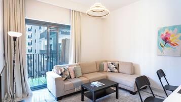 Exclusief appartement, 1 kingsize bed, balkon, uitzicht op zwembad | Woonruimte