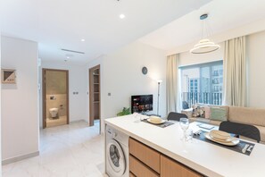 尊爵公寓, 1 張特大雙人床, 陽台, 泳池景觀 | 住宿內部