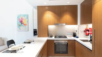 Exclusive Apartment, 1 King Bed, Balcony, Pool View | Private kitchen