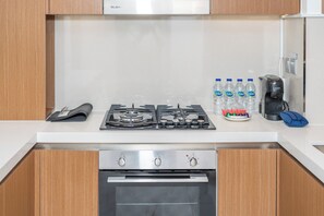 尊爵公寓, 1 張特大雙人床, 陽台, 泳池景觀 | 私人廚房