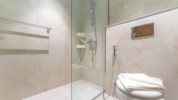 Exclusief appartement, 1 kingsize bed, balkon, uitzicht op zwembad | Badkamer