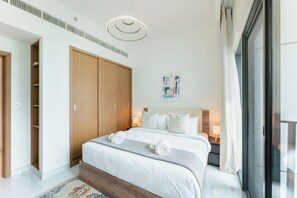 Leilighet – exclusive, 1 kingsize-seng, balkong, bassengutsikt | Safe på rommet, blendingsgardiner, lydisolert og strykejern/-brett