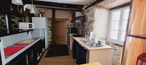 Private kitchen - Vrbo Property (Saint donat)