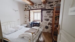 2 室のベッドルーム、アイロン / アイロン台、インターネット