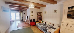 2 bedrooms, iron/ironing board, Internet