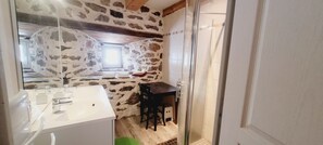 Bathroom - Vrbo Property (Saint donat)