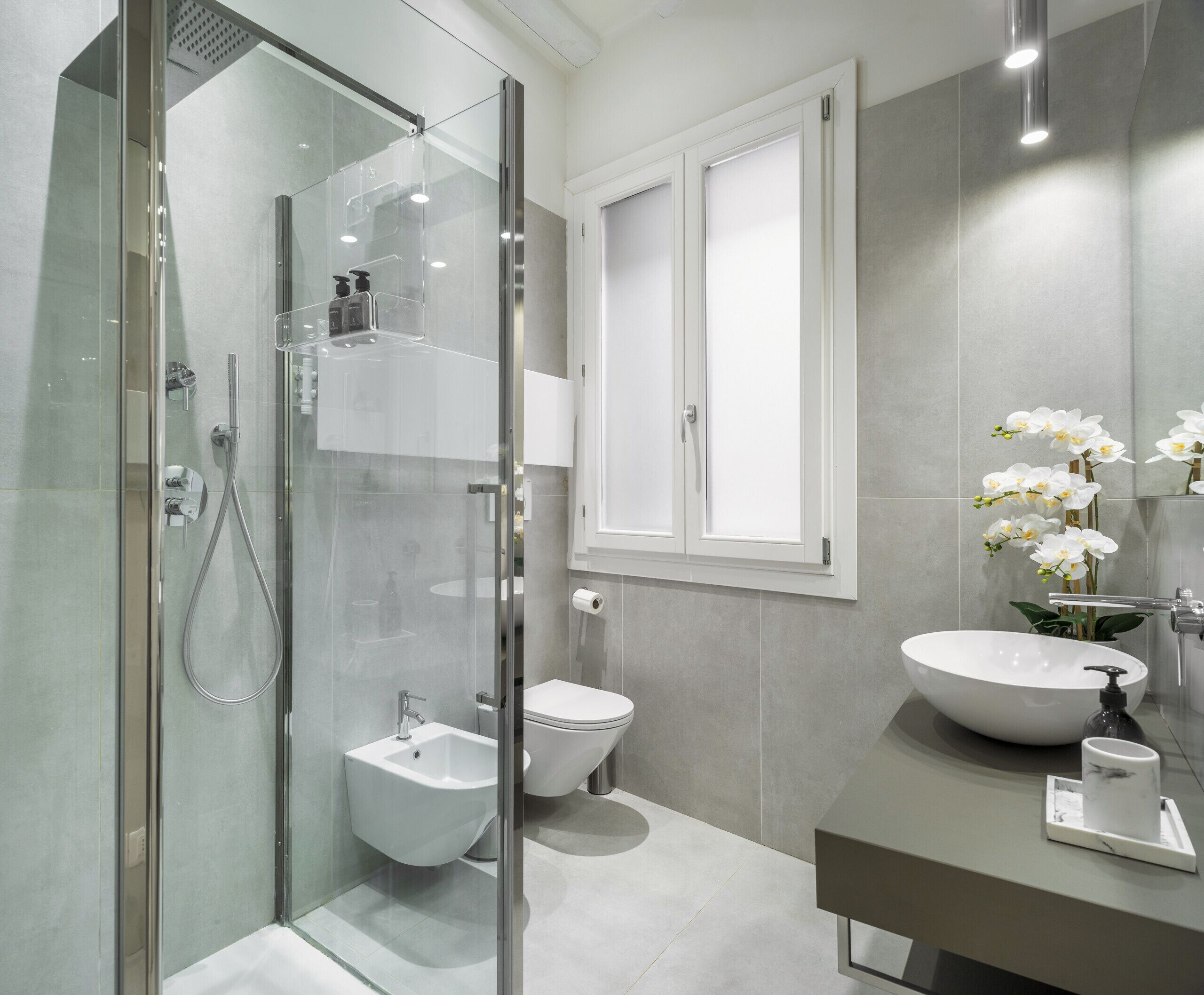 Douche, sèche-cheveux, bidet, serviettes fournies