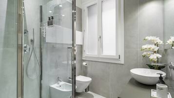 Douche, sĂšche-cheveux, bidet, serviettes fournies