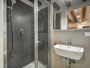 Shower, hair dryer, towels - Ca' Venier Cozy Apartment R&R (Venecia)