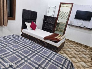 Deluxe Triple Room - Shri Krishna Niwas (Mathura)