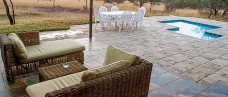 Maison luxueuse, patio, vue sur la piscine | Restauration en plein air