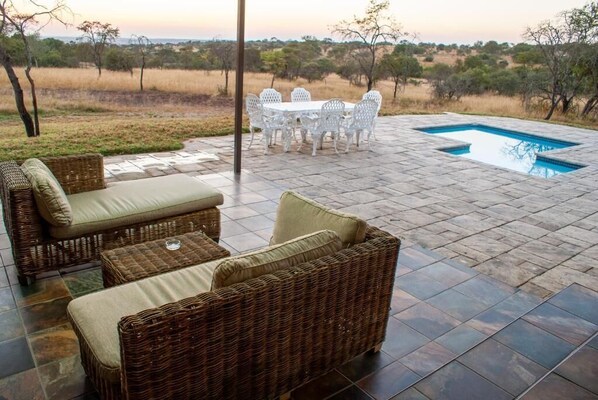 Casa de lujo, patio, vista a la alberca | Restaurante al aire libre