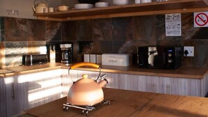A kitchen with a kettle, toaster, and coffee maker on the counter. - Casa de la Presa 2 (Polokwane)