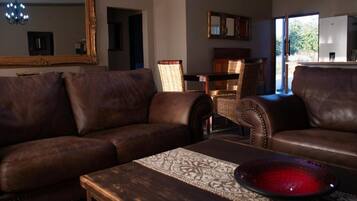 Maison, patio, vue piscine | Coin séjour