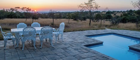 Maison Luxe, patio, vue piscine | Vue sur le jardin