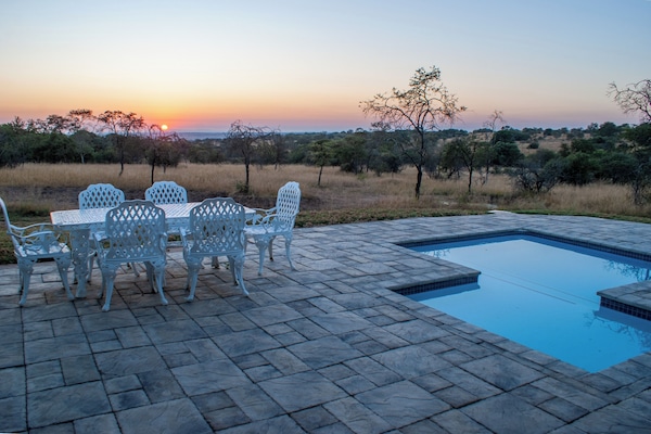 Casa de lujo, patio, vista a la alberca | Vista al jardín