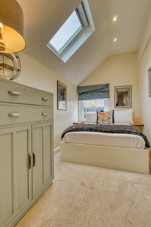 Room - Spacious House In Guildford (Surrey)