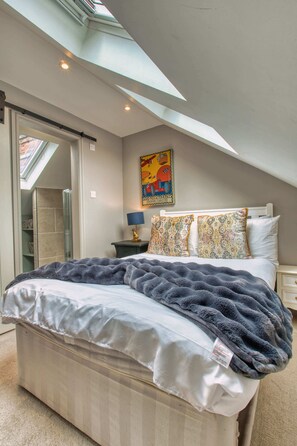 3 bedrooms, iron/ironing board, WiFi, bed sheets - Spacious House In Guildford (Surrey)