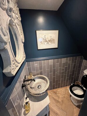 Shower, hair dryer - Spacious House In Guildford (Surrey)