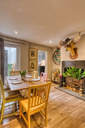 Dining - Spacious House In Guildford (Surrey)