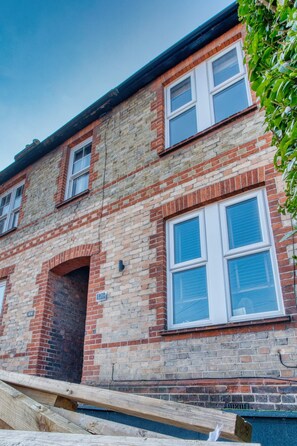 Exterior - Spacious House In Guildford (Surrey)