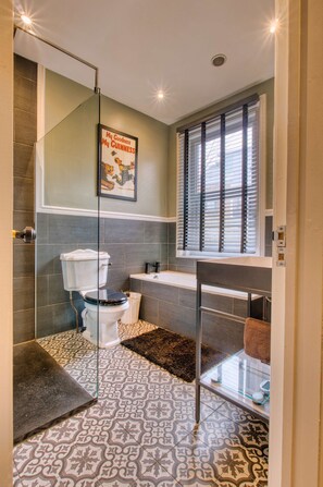 Shower, hair dryer - Spacious House In Guildford (Surrey)