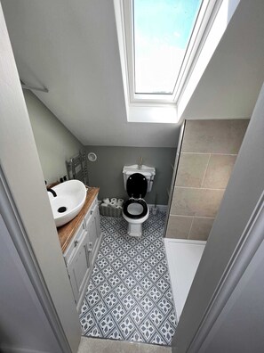 Shower, hair dryer - Spacious House In Guildford (Surrey)