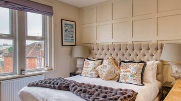 3 bedrooms, iron/ironing board, WiFi, bed sheets