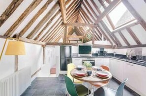 Dining - Unique Exclusive Historical 16th Cent. Central St Albans Apt  8 min train London (St Albans)