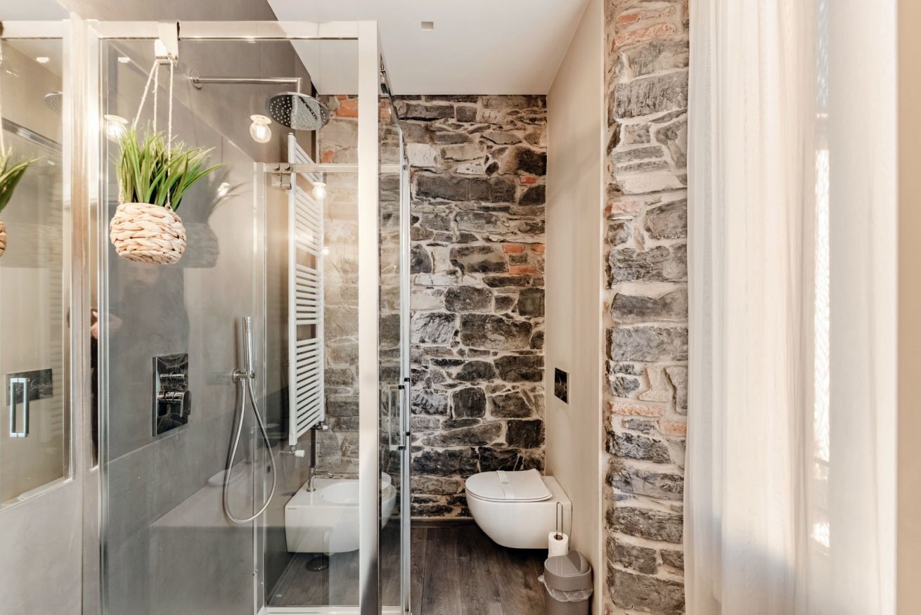Shower, bidet, towels