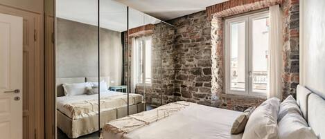 1 chambre, fer et planche à repasser