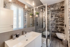 Shower, bidet, towels - Authentic Atmosphere in Como (Romantic Chic) (Como)