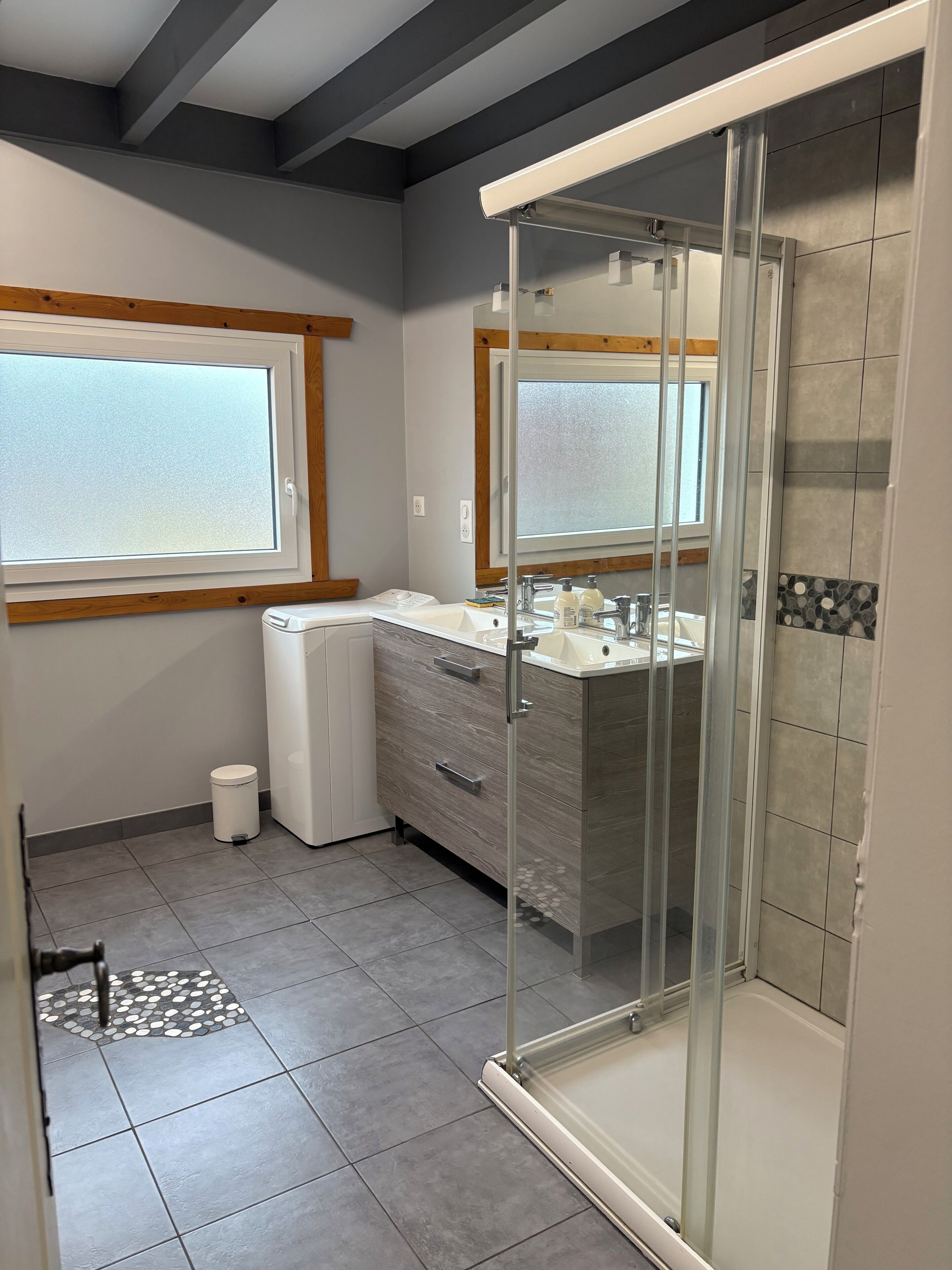 Een douche, een haardroger, zeep