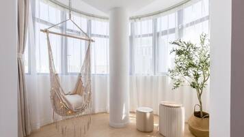 Estúdio clássico, sacada, vista para a cidade | Parte interna