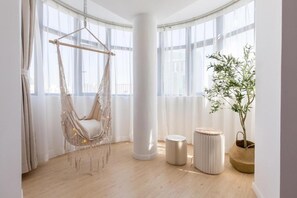 Estúdio clássico, sacada, vista para a cidade | Parte interna